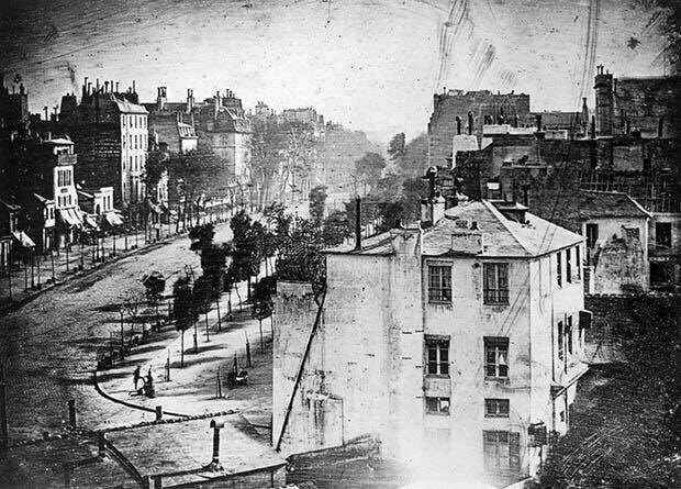 #鲜为人知的历史 1838年，路易·达盖尔(Louis Daguerre)拍摄了一张巴黎街景的照片，照片中一个男人站在圣殿大道上擦鞋