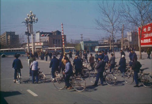 骑自行车到中国北京的一个路口 1972 年
