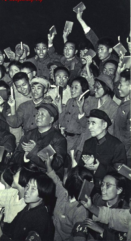 1966年12月，毛泽东和林彪在北京被集结的红卫兵包围