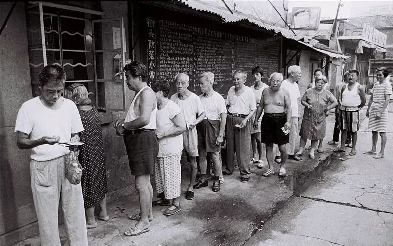 上世纪80年代初期，市民喝牛奶难，每月需排队凭票交奶费，鞍山一村居民每月都排长队付牛奶费