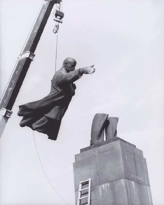 拆除列宁像，维尔纽斯，1991年，Antanas Sutkus摄