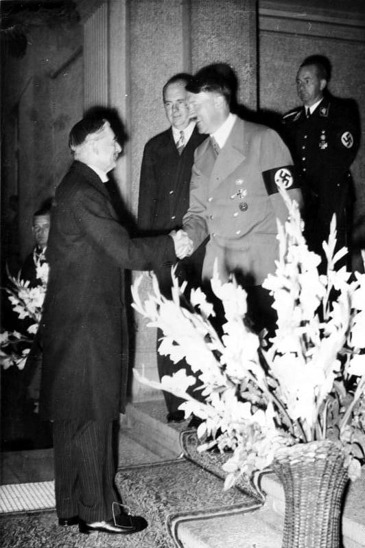 英国首相张伯伦在1938年9月24日德国巴德歌德斯堡会议开始时受到希特勒的欢迎