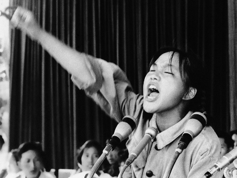 1966年，一名15岁的女红卫兵对天安门广场上的红卫兵演讲