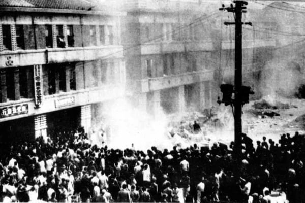 1947年2月28日，台湾，一群人聚集在烟草专卖局前