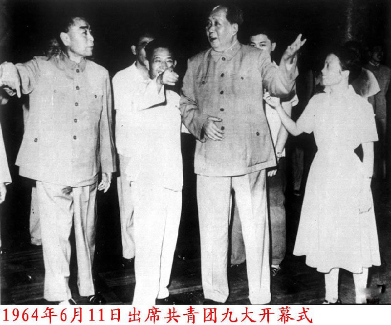 图为，1964年6月毛主席和共青团九大代表在一起