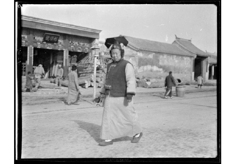 1918 - 1919，北京街头上走路的满族妇女
