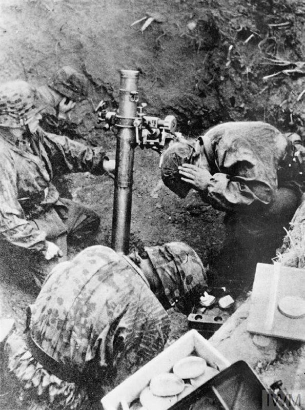 SS部队（武装党卫队）正在使用一门100毫米的Nebelwerfer 35烟幕迫击炮进行射击