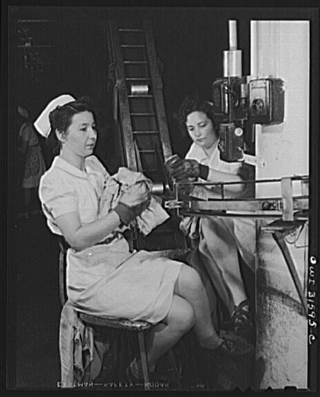 1943 年 6 月，辛辛那提克罗格杂货和烘焙公司的女工们正在准备运往苏联的猪肉罐头