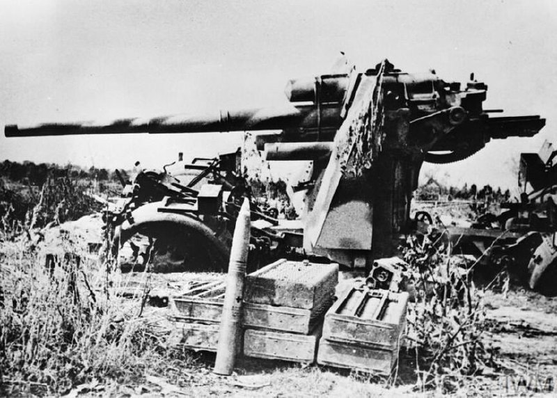 1941年，纳粹撤退后在东线的布良斯克地区被苏联炮兵炸毁的德军火炮