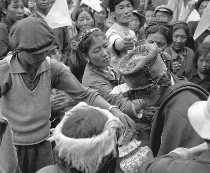 拉萨，1966 年 8 月，这位低着头、弯下躯干的女子是桑丁·多杰·法格莫（Samding Dorje Phagmo），她是西藏所有转世女喇嘛中最著名的
