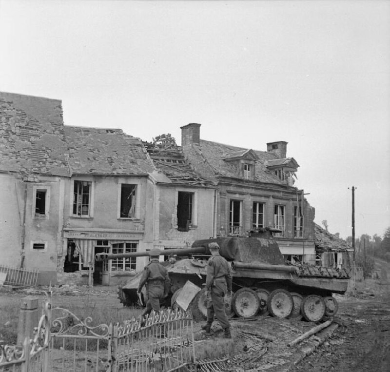 1944年6月20日，法国林格夫尔市中心，一辆被击毁的德国豹式坦克