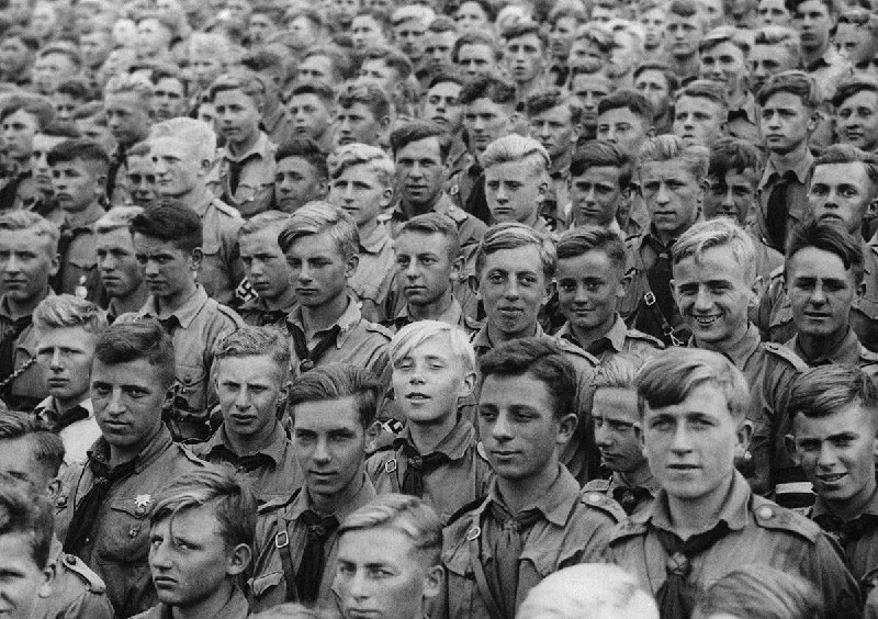 1935 年 9 月 11 日，在德国纽伦堡举行的国家社会党代表大会上，数千名年轻人蜂拥而至，聆听他们的领袖、国家元首阿道夫·希特勒的讲话