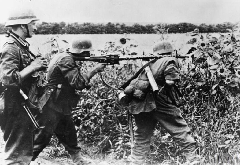 1943年，德国MG34小组在行动中