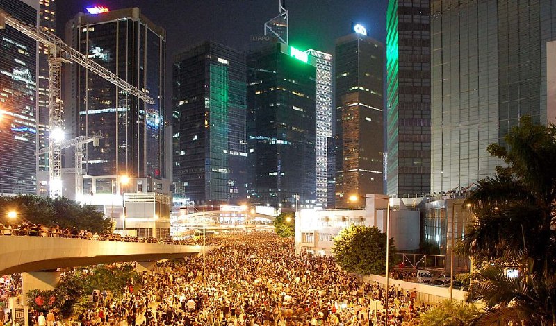 香港警方武力驱散令民愤大规模爆发，20万市民逼爆主干道参与占中