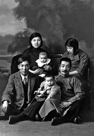 1931年4月20日，鲁迅全家与冯雪峰（前排左一）全家摄于上海