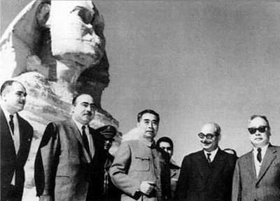图为1963年12月，周恩来和陈毅访问阿联（现埃及）期间参观狮身人面像时留影