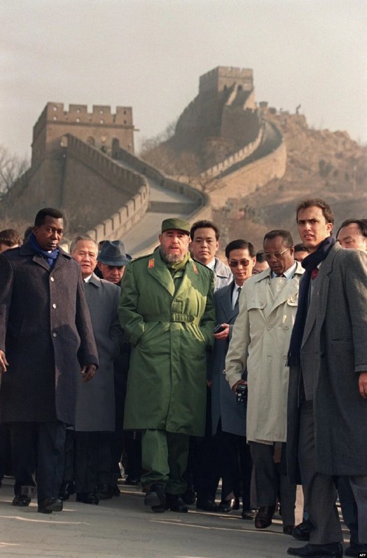 1995年，菲德尔·卡斯特罗与导游和保安人员在中国长城
