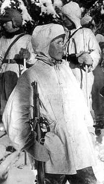 1939-40年，冬季战争时的西蒙·海耶（芬兰语：Simo Häyhä），第二次世界大战期间被敌军苏联称为“白色死神”（俄语：Белая Смерть）