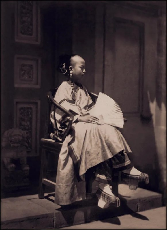 1861-1864年，北京身着传统服饰的满族女孩