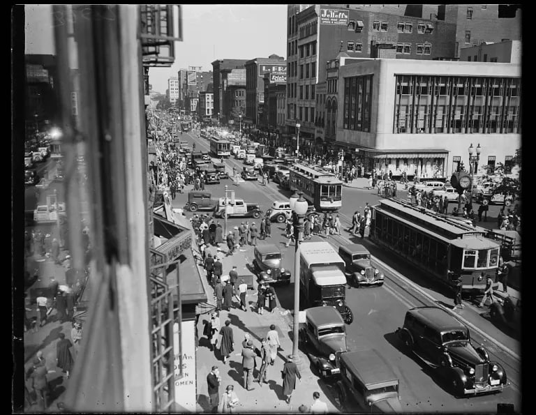 华盛顿特区的一条街道，车水马龙