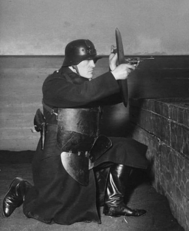 1934，波兰华沙，全副武装的警察