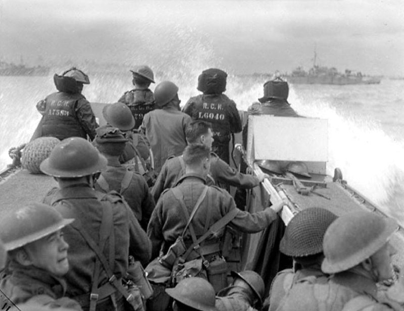 1944年6月6日，法国诺曼底滩头，LCA从亨利王子号上上岸