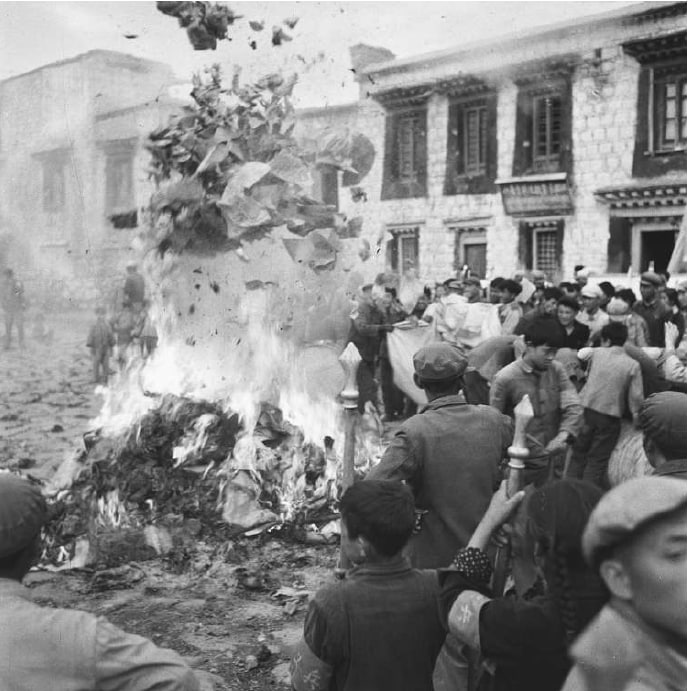 拉萨，1966 年，焚烧经文，拉萨的活动人士焚烧从住家和寺庙的佛卷中拿走的宗教典籍