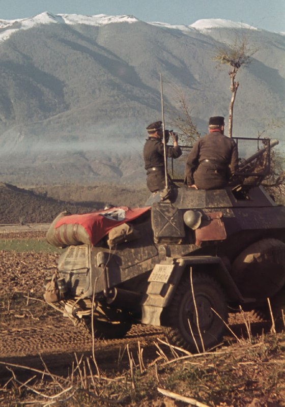 1941 年在巴尔干半岛的 Sd.Kfz.222 和机组人员