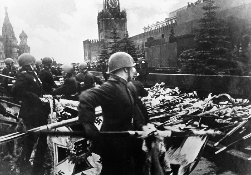 1945年6月24日 莫斯科 苏联红军战士在列宁墓前扔下纳粹旗以庆祝胜利 #历史