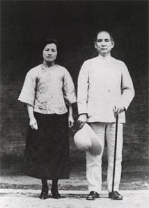 1924年6月，宋庆龄与孙中山合影于黄埔军校