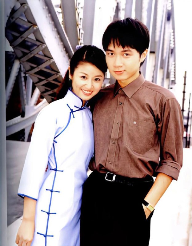 2001年，电视剧《情深深雨蒙蒙》剧照2001年，电视剧《情深深雨蒙蒙》剧照