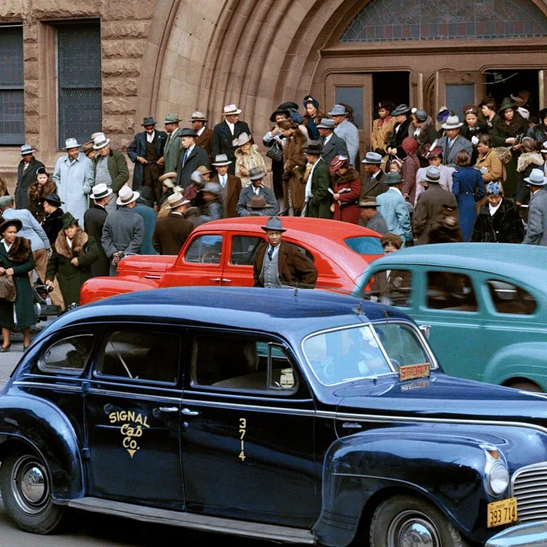 1941 年，人们在复活节星期天离开伊利诺伊州芝加哥的朝圣者浸信会教堂