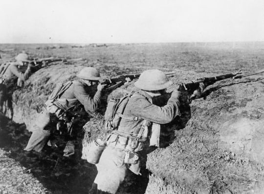 1918年美国海军陆战队士兵在法国Breuvannes-en-Bassigny西线的照片