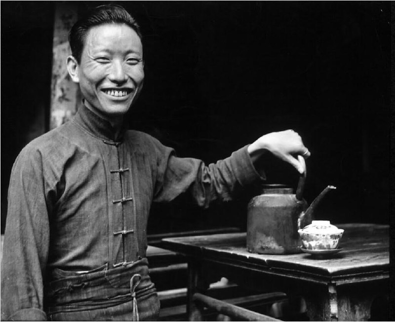 1941年，美国《Life》杂志摄影师 Carl Mydans来到抗战中的中国西南，拍摄下大后方人民的日常生活以及中国面孔