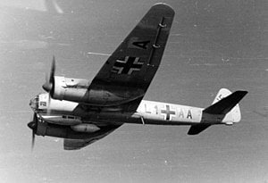 #武器 Junkers Ju 88（Ju 88轰炸机；俯冲轰炸机）容克斯Ju 88是第二次世界大战时纳粹德国空军所使用的双活塞式引擎中型军用机，从1939年开始服役到1945年
