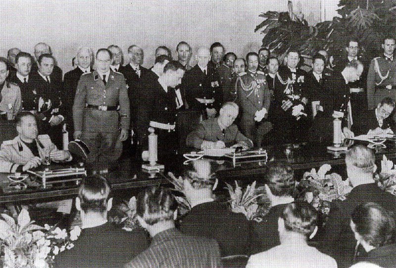 1940年9月27日，日德意三国同盟签字仪式日本驻德大使来栖三郎在日德意三国同盟签字仪式上签字(右起)、德国外长里宾特洛甫、意大利外长齐亚诺（第二次世界大战开始时，德国入侵波兰，政府最初不愿与德国结成军事同盟，采取不干涉的立场