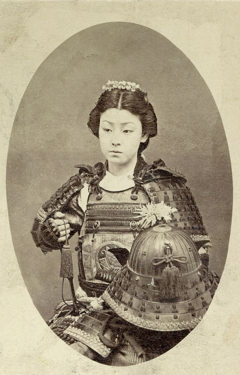 女武者拿着武士刀合影的复古照片，1850-1900 年