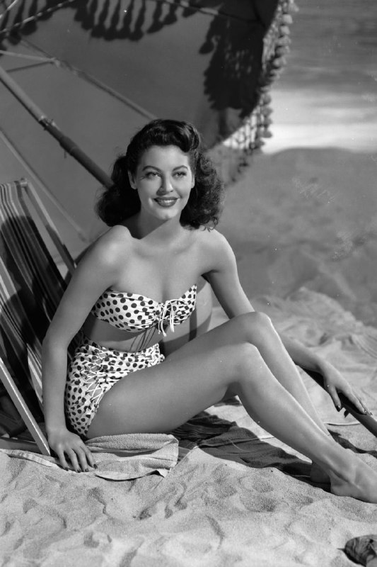 1944年，#名人 女演员艾娃·加德纳（Ava Gardner）穿着斑点比基尼在海滩上休息