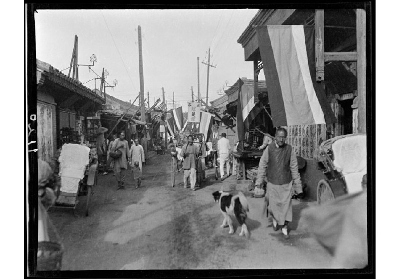1919年，北京街道和店铺前的旗幡（五色旗(中华民国)）