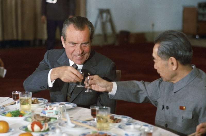 1972年尼克松访华期间与中华人民共和国国务院总理周恩来敬酒