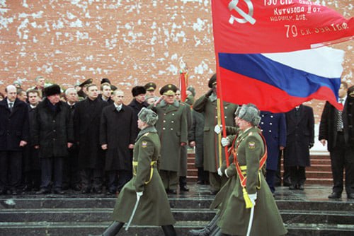 图一：2001年2月23日无名烈士墓献花仪式上使用的胜利旗