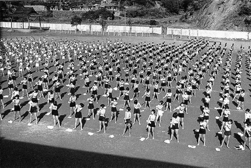 国立学校的女生们在擦干布（ 1941年10月，宫崎县延冈市）乾布摩擦をする国民学校の女子児童ら（1941年10月 宮崎県延岡市）