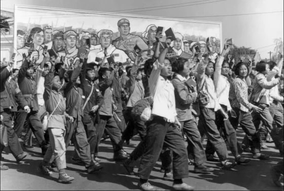 1966 年 6 月“无产阶级文化大革命”开始时，红卫兵——高中生和大学生——挥舞着毛泽东的“红宝书”在北京街头游行