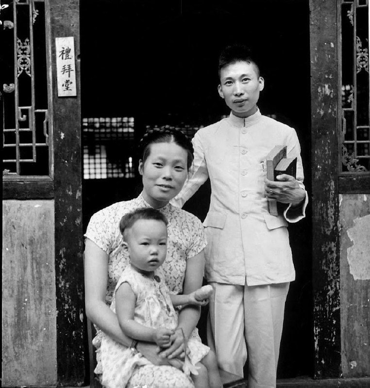 1941年，美国《Life》杂志摄影师 Carl Mydans来到抗战中的中国西南，拍摄下大后方人民的日常生活以及中国面孔