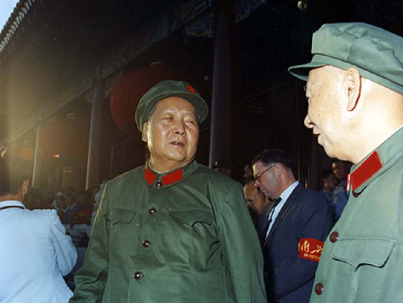 1966年9月15日，毛泽东与刘在天安门城楼上交谈，此时二人之间已经出现裂痕