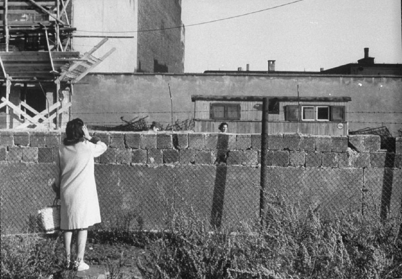 60 年代，前景中一名逃到西柏林的妇女与仍在西柏林的母亲交谈