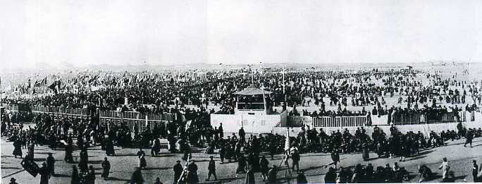 1927年1月，武汉各界民众欢庆北伐胜利和国民政府迁都武汉