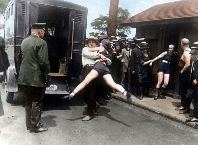 #鲜为人知的历史 1922年，芝加哥的妇女因泳衣太短而被捕