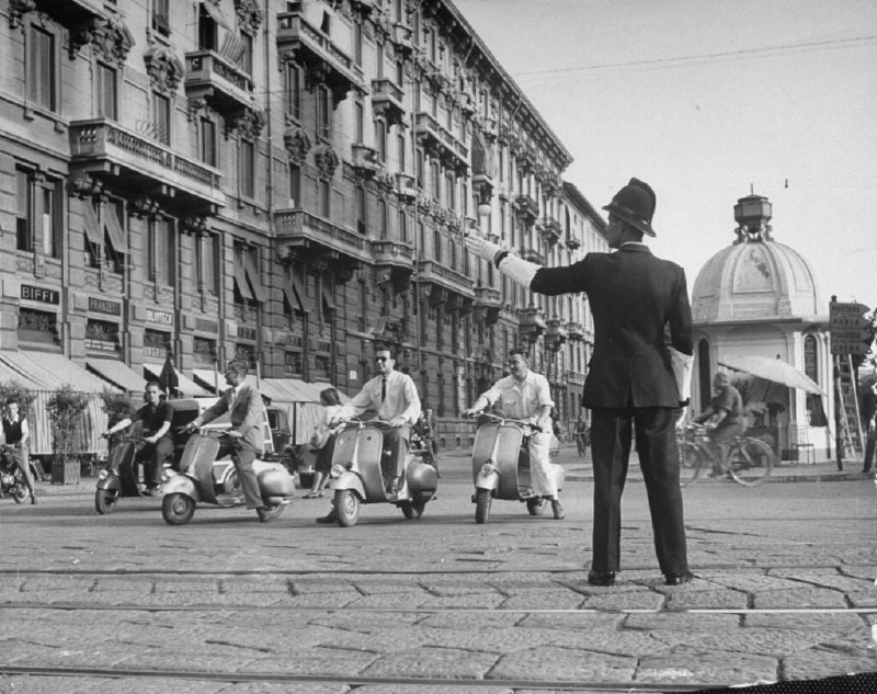 1948 年，一名警察在意大利指挥摩托车交通