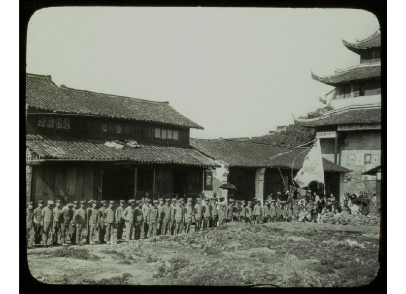1908年，浙江杭州，清泰门旗杆旁的士兵们